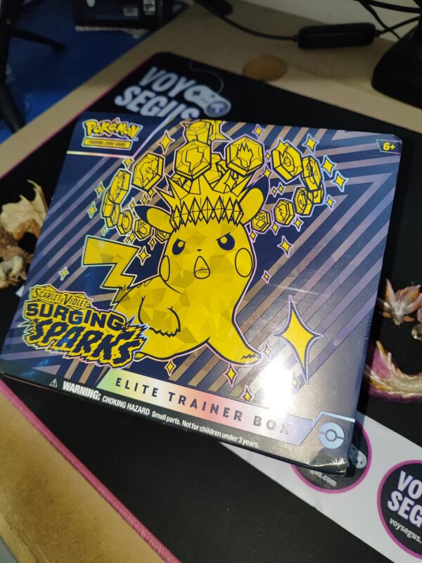 Pokémon - Scarlet & Violet: Surging Sparks Elite Trainer Box (Inglés)